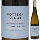 Bottega Vinai Sauvignon Cavitカヴィット （詳細はこちら）4,500軒の栽培農家の同志　カヴィット社は1950年にトレンティーノ州に設立された、ワイン生産者協同組合。アルプス山脈に続く、険しい山間に細かく切り分けられた畑が点在しており、栽培農家1軒1軒がワイン造りをするには、畑の面積も小さく、非常に効率が悪い。そこで活躍するのが協同組合である。栽培農家に対して、醸造施設を貸出したり、葡萄栽培の助言、援助だけでなく、国内外に向けた販売プロモーションを代わりに行うという形で同志を集う。このスタイルでカヴィット社は現在、4,500軒もの栽培農家が加盟する大規模な協同組合へと成長を遂げた。　現在ではトレンティーノ州全体の65%にあたる、約5,700haもの畑を所有している。トレンティーノのワインのスタンダードを築き上げている。　ここで間違えてはならないのは、大量生産をしている工場ではないという事。1軒1軒は非常に小さな生産者で、それぞれが品質向上の為に、同じ志で活動している。その彼らの集合体がカヴィット社なのだ。　結果として多くのワインを造り出す事になっているが、これはスケールメリットとして、他社が真似る事ができない強みでもある。品質の高い商品を、手ごろな価格で消費者に提供できる、心強い存在である。標高500〜700mの異なる畑の葡萄を使用。低温にて数時間スキンコンタクトした後、酸素に触れない様シュール・リー熟成。ニワトコやアカシアの花、杉の木、ベルガモットなど様々な香りに支配されたバランス良い味わい。750mlミュラー トゥルガウイタリア・トレンティーノ アルト アディジェトレンティーノDOC白他モールと在庫を共有しているため、在庫更新のタイミングにより、在庫切れの場合やむをえずキャンセルさせていただく場合もございますのでご了承ください。光が丘興産株式会社