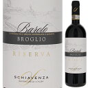 Barolo Vigneto Broglio Riserva Schiavenzaスキアヴェンツァ （詳細はこちら）スキアヴェンツァが所有する畑で最もポテンシャルが高いと言われるブローリオのリゼルヴァ。タンニンは綺麗に溶け込み柔らかく、ミネラルのニュアンスも豊か。テロワールの特性であるスパイスのニュアンスも良く感じられます。収穫から約7年の時を経た、醸造技術だけでは造り得ない「時間の経過」によってのみ造り出される複雑な味わいがお楽しみ頂けます。750mlネッビオーロイタリア・ピエモンテバローロDOCG赤他モールと在庫を共有しているため、在庫更新のタイミングにより、在庫切れの場合やむをえずキャンセルさせていただく場合もございますのでご了承ください。株式会社ヴィントナーズ良年のみ出される、深みのあるリゼルヴァ！セッラルンガの実力派スキアヴェンツァが奏でる、綺麗なタンニンと程よい苦味の熟成赤「ブローリオ」バローロ ヴィニェト ブローリオ リゼルヴァ スキアヴェンツァBarolo Vigneto Broglio Riserva Schiavenza商品情報スキアヴェンツァはピエモンテのセッラルンガ ダルバにカンティーナと畑を所有。1956年に現オーナーであるルチアーノ ピラ氏の義父が創立したワイナリーです。合計8haの畑でネッビオーロ、ドルチェット、バルベラを栽培しています。ブローリオ畑は小丘の上にあり日照量が多い分、温かみがあり香りにミネラル感がよく感じられるワインが出来ます。このクリュから生み出されるバローロはフィネスが感じられます。2016年のリゼルヴァは程よく苦味の混じった深みのある味わい。タンニンは綺麗に溶け込み柔らかく、ミネラルのニュアンスも豊かです。スラヴォニアンオーク樽にて最低30-36ヶ月熟成ブローリオ畑は標高360mの東南向き、凝灰岩を多く含む青い粘土質土壌です。収穫したブドウは15-20日間27-30℃の温度管理を行ないながらコンクリートタンクにてアルコール発酵します。その後20-40hlのスラヴォニアンオーク樽にて30-36ヶ月熟成させます。ボトリング後に瓶熟成6ヶ月以上を経てリリースされます。オレンジがかったガーネット色。程よく苦味の混じった深みのある味わい。タンニンは綺麗に溶け込み柔らかく、ミネラルのニュアンスも豊か。テロワールの特性であるスパイスのニュアンスも良く感じられます。発酵はコンクリートタンクにて野生酵母を使用スキアヴェンツアでは、化学肥料は一切使わず、現在は近所の畜産農家より購入した堆肥を使用しております。また、農薬には硫黄や銅など、自然由来の物を使用しております。発酵には野生酵母のみでコンクリートタンクを使い行います。発酵温度がゆっくりと上昇する為、滑らかな果実味が得られます。そして同社を象徴する昔ながらの大樽にて熟成を行います。また、伝統的なワイン造りを信条とし、濾過は一切行いません。SO2の使用も必要最小限とし、発酵前、瓶詰め時の2回のみ、規制値（100-150mg/l）の半分以下、40mg/l程度に留めております。生産者情報スキアヴェンツァ Schiavenzaセッラルンガで高品質バローロを産みだす実力派「スキアヴェンツァ」はピエモンテのセッラルンガ ダルバに1956年に現オーナーであるルチアーノピラ氏の義父、ウーゴが創立したワイナリーです。合計9ヘクタールの畑を所有し、年間42000本のみの高品質のバローロを産みだす実力派です。伝統的な自然農法と醸造「スキアヴェンツア」では、化学肥料や農薬は一切使わず、現在は近所の畜産農家より購入した堆肥を使用し、畑には硫黄や銅を撒き、自然由来の物だけを使用しています。醸造では、野生酵母のみを使い代々受け継がれてきたセメントタンクで発酵を行います。セメントタンクだと発酵温度がゆっくりと上昇する為、 滑らかな果実味が得られるとスキアヴェンツァは語ります。メディア露出が少なく、受け継がれた味を頑なに守るスキアヴェンツァ熟成前には必ず6ヶ月間タンクで休ませてから、昔ながらのスロヴェニア産3000〜4000リットルの大樽で最低36ヶ月間熟成をさせます。伝統的製法に則り、濾過は一切行いません。使用するSO2も必要最小限とし、発酵前、瓶詰め時の2回のみ、規制値（100-150mg/l）の半分以下、僅か40mg/l程度に留めております。その為、他の生産者よりもリリース時期が半年近く遅くなってしまいコンクールやガイド誌へのサンプル提出が難しく、あまりメディアへの露出は多くはありません。「評価誌」のポイントよりも伝統と受け継がれた味を頑なに守り続ける事のほうが大事とスキアヴェンツァはきっぱり言い切っています。初登場2006年『ヴェロネッリ』でイタリア年間Best20に選出され脚光を浴びるしかしその品質の高さを『ヴェロネッリ』のテイスター「ダニエルトマセス」は見逃しませんでした。2006年度版『ヴェロネッリ』にやっと初掲載されるやいなや、いきなりバローロ リゼルヴァがなんと97点を獲得し、一躍ピエモンテのトップバローロ生産者として脚光を浴びることになります。更にイタリア年間Best20に値するIlSole(イル ソーレ)まで獲得し、名実共にイタリア有数のワイナリーとなりますが、「スキアヴェンツァ」のやる事は常に変わらず、伝統に敬意を払い、真摯にワイン造りに向かっています。セッラルンガ特有の複雑性と溶け合うピュアで充実したブドウの味わいスキアヴェンツァが造るバローロの畑があるセッラルンガは「長い山脈」という意味があり、南北に伸びる丘陵地帯で、名門「フォンタナフレッダ」や、古典派「ジャコモコンテルノ」が造る「カッシーナ フランチャ」等がある地区で、世界的にも有名なバローロの重要エリアです。土壌は石灰質を含むアルカリ性泥灰土壌にセッラルンガ渓谷特有の鉄分を多く含むミネラルがあり、複雑で味わいの要素が多く、タンニンや酸がしっかりとした特徴的なストラクチャーのあるバローロを生み出します。スキアヴェンツァのワインには複雑性とピュアで充実したブドウの味わいが感じられるバランスのとれたものとなっています。「スキアヴェンツァ」とバローロの雄「エリオアルターレ」のみが所有する「チェレッタ」の最上区画スキアヴェンツァが所有する畑のあるクリュは、北からチェレッタ、プラポー、ブローリオと並びます。スキアヴェンツァが「チェレッタ」に所有する畑は、広いエリアの中でも斜面上部、標高390mの丘（ブリッコ チェレッタ）位置します。2009年の法改正でチェレッタとブリッコ チェレッタはひとまとめになってしまいましたが、ルチアーノ ピラ氏によれば、他のチェレッタとは全く違う砂質が混じる土壌で、この位置に畑を所有するのはスキアヴェンツァとモダンバローロの雄「エリオ アルターレ」のたった2社のみ。標高が一番高い分、昼夜の寒暖差が大きく、セッラルンガ ダルバらしい力強さと共に、綺麗な酸も感じられます。南東向きのプラポーの畑は痩せた土壌で鉄分を多く含み、複雑性に富むストラクチャーのしっかりとしたバローロが生み出されます。熟成を重ねれば重ねる程、魅惑的なタールのニュアンスが出てきて、美しい酸とタンニン、旨味のエキス分の調和がを感じる見事な味わいとなります。同じ南東向きのブローリオの畑は粘土質が多い畑で小丘の上にあり日照量が多い分、リッチなブドウが得られます。温かみがあり香りにミネラル感がよく感じられるボディの強いワインが出来ます。このクリュから生み出されるバローロには芳醇な香りと心地良いフィネスが感じられます。スタンダードキュヴェですら最高評価をうけるスキアヴェンツァ近年はセッラルンガを代表するバローロの造り手として高い評価を受けています。スタンダードキュヴェ「セッラルンガダルバ」2011年が『ヴェロネッリ』で最高賞3つ星の93点、クリュバローロ「チェレッタ」2011年も同じく最高賞で95点を獲得してます。特に北米で人気があります。生産本数の少なさが影響しているせいか、手に入りづらいバローロとなっています。また『ワインスペクテーター』が選ぶ2013年の世界のトップ100ワインの中に、スキアヴェンツァの「プラポー」2009年がランクインする等、世界中の愛好家から熱い視線が注がれている生産者です。●スキアヴェンツァの突撃インタビュー(2015年2月4日)　セッラルンガ ダルバに3つのクリュを所有。野生酵母によるセメントタンク発酵、大樽熟成で造る伝統的バローロの造り手「スキアヴェンツァ」突撃インタビューはこちら＞＞