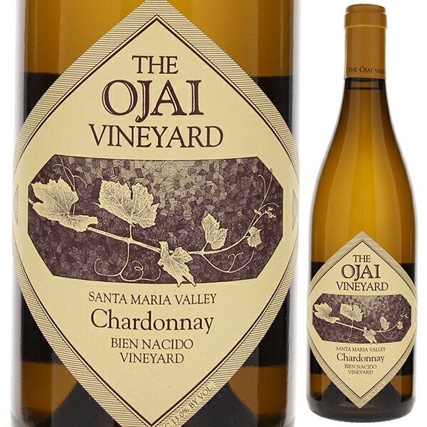 Chardonnay Bien Nacido Vineyard Ojai Vineyardオーハイ ヴィンヤード （詳細はこちら）Chardonnay 100% カリフォルニアのグラン クリュの一つとも称される畑で東側にある岩が多い土壌、海の影響を強く受ける冷涼な位置にあり、日照時間を誇る。1800年代にブドウ栽培が始まり、1969年に現オーナーのミラー家が購入し、畑を整備してビエン ナシードと名付けた。以来、オーボンクリマをはじめとする名だたるワイナリーがこの畑のシャルドネ、ピノノワール、シラーの供給を受けている。2021年はカリフォルニア州内の多くの地域は非常に暑かったがサンタバーバラはかなり涼しく霧に覆われたままであった。霧はサンタマリアヴァレーを象徴する特徴のひとつであるが、2021年は例年よりも霧の停留時間が続き、時には乳白色の濃い霧が発生するほどだった。9月中旬に3回に分けて涼しい夜明け前に収穫して、圧縮後、一晩浸漬後に澱引きを行い、自家培養の自然酵母を用いて仏産樽（新樽15%）で発酵、一次発酵、二次発酵の間も攪拌を施し、シュールリーで11か月熟成。ビエン ナシードはオーハイのアプローチではきりっとしたスタイルのシャルドネになることが多いが、2021年のように冷涼な年でも徐々にじゅくせいが進み、リッチなワインに仕上がった。花、新鮮なパイナップルに加えてブリオッシュのような贅沢で退廃的な香りも感じられる。さわやかな口当たりからまろやかさに変化し、レモンからマーマレード、洋ナシ、蜂蜜などの味わいが感じられ、ミネラルと力強い柑橘系へ印象が変化していく。Jeb Dunnuck 94P　(2022年8月29日)750mlシャルドネアメリカ・カリフォルニア・サンタマリアヴァレーサンタマリアヴァレーAVA白他モールと在庫を共有しているため、在庫更新のタイミングにより、在庫切れの場合やむをえずキャンセルさせていただく場合もございますのでご了承ください。株式会社中川ワイン