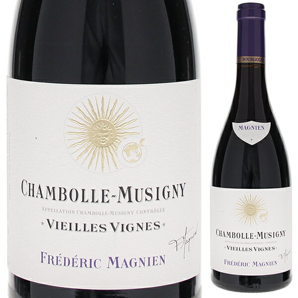 Chambolle Musigny V.V (Jar) Frederic Magnienフレデリック マニャン （詳細はこちら）標高250〜350mの4つの畑、計10区画のアッサンブラージュ。シャルムに隣接するLes Condemennes とLes Babilleres は小石、石灰岩が混じった粘土質で熟した葡萄となり、上部のDerriere le Four とLes Pas de Chat は斜面の石灰質の多い土壌で樹齢55年。ミネラルに富んだミランダージュ(凝縮した小粒のブドウ)を生みます。収量は45hl/ha。750mlピノ ノワールフランス・ブルゴーニュ・コート ド ニュイシャンボール ミュジニーAOC赤自然派●自然派ワインについてこのワインは「できるだけ手を加えずに自然なまま」に造られているため、一般的なワインではあまり見られない色合いや澱、独特の香りや味わい、またボトルによっても違いがある場合があります。ワインの個性としてお楽しみください。●クール便をおすすめします※温度変化に弱いため、気温の高い時期は【クール便】をおすすめいたします。【クール便】をご希望の場合は、注文時の配送方法の欄で、必ず【クール便】に変更してください。他モールと在庫を共有しているため、在庫更新のタイミングにより、在庫切れの場合やむをえずキャンセルさせていただく場合もございますのでご了承ください。テラヴェール株式会社シャンボール ミュジニー V. V. ジャー熟成 フレデリック マニャンChambolle Musigny V.V (Jar) Frederic Magnien色調は淡く、ナチュラルで軽やか、繊細なブルゴーニュに回帰フレデリック マニャン Frederic Magnienここ数年でフレデリック マニャンのワインの評価は驚くほど高くなっています。確かに時代の流行もあり2000年代初めのフレデリックのワインは樽香が全面に出た力強いタイプのワインでした。しかし最近は、収穫時期を早め、全房の比率を高め、マセラシオンも短く、バトナージュも控えめに変更。2010年からは畑の個性（テロワール）を強める為にビオディナミに着手。今では、ほぼ全ての畑でビオディナミを導入しています。2017年からは60％以上、全房を使って発酵するようになりました。マニャンのワインはテロワールの個性をストレートに表現しています。以前に比べると色合いは淡く、ナチュラルで軽やか、繊細なブルゴーニュに回帰しています。ボーヌの醸造学校を卒業した後、フランスのみならず世界各国でワイン造りを学び、実家に戻ったのが1993年。その後1995年には自分の理想のワインを造るため、自身の名前を冠したネゴシアンワインの生産を始めました。より高品質のワインを造る為には、常に探究心を持ち努力し続けなくていけない。彼のワインのスタイルが変わってきたのも、テロワールを探究しワイン造りに専心してきた努力の結果。実際に年々彼のワインの評価は上がり、2012年版のベタンヌ・ドゥソーブ両氏のワインガイドでは、ネゴシアンとしては最高評価のBDマーク4つを獲得した。非常に喜ぶべき事だが、等の本人はいたって冷静で、黙々とワインを造り続けています。フレデリックが自分のワインを、しかもネゴシアンワインを造ろうと決心した大きな理由は、ブルゴーニュという特殊な土地において、生産者の趣向や時々のトレンドを追うものではなく、異なるテロワールの個性が自然な形で引き出されているワインを造りたかったのです。それは限られた畑のみを所有するドメーヌでは限界がありました。「ネゴシアンであるが故に、自分の望むテロワールを表現したワインを造る事が出来る」。その為になによりも大事なのは畑選び。彼は朝日が一番早く当たる区画（＝日照量に恵まれた区画）を厳選しています。新しい畑を探す際はお気に入りの自転車で陽の昇る前から畑を視察。そして朝日が上り始め、最初に陽が当たる畑を中心に土壌を見極めながら区画を選定します。クリュの境界線は完璧に頭に入っていて、下層の土壌についても熟知していると彼は語ります。ネゴシアンを立ち上げてから既に15年以上経ちますが、フレデリックはまだ40歳を過ぎたばかり、これからのブルゴーニュを担う若手として、今後も素晴らしい飛躍が期待できる造り手です。