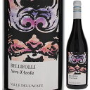 Bellifolli Nero d'Avola Valle dell’acateヴァッレ デッラカーテ （詳細はこちら）シチリアの「チェラスオーロ ディ ヴィットリア」を代表する造り手"ヴァッレ デラカーテ"。同社から新しく発売した、高い品質と豊かな風味を併せ持つ、フレッシュで輝きのあるワインシリーズ"ベリフォリ"の「ネーロダヴォラ」です！ビオロジック栽培で育てたブドウをステンレスタンクで醸造しています。香りは力強くフルーティで、小さな赤い果実の心地よい香りが特徴。新鮮な果実味となめらかなタンニンがあり、フルーティかつスムース。全体的に調和のとれたモダンスタイルのネーロダヴォラです！750mlネーロ ダーヴォライタリア・シチリアシチリアDOC赤他モールと在庫を共有しているため、在庫更新のタイミングにより、在庫切れの場合やむをえずキャンセルさせていただく場合もございますのでご了承ください。株式会社飯田新鮮な果実味のフルーティでスムースな口当たり！ヴァッレデラカーテが"シチリアの今を感じて欲しい"と新しく発売した、モダンスタイルのネーロダヴォラ！ベリフォリ ネーロダヴォラ ヴァッレ デッラカーテBellifolli Nero d'Avola Valle dell’acate商品情報シチリアの「チェラスオーロ ディ ヴィットリア」を代表する造り手"ヴァッレ デラカーテ"。同社から新しく発売した、高い品質と豊かな風味を併せ持つ、フレッシュなワインシリーズ"ベリフォリ"の「ネーロダヴォラ」です！ビオロジック栽培で育てたブドウをステンレスタンクで醸造しています。香りは力強くフルーティで、小さな赤い果実の心地よい香りが特徴。新鮮な果実味となめらかなタンニンがあり、フルーティかつスムース。全体的に調和のとれたモダンスタイルのネーロダヴォラです！「シチリアの今を感じて欲しい」新シリーズワイン"ベリフォリ"6代目当主ガエタナは「イタリア女性醸造家の会」会員でチェラスオーロとラグーザの大使も務めるなど、ワインやこの地への愛情に溢れる魅力的な女性。新シリーズ"ベリフォリ"は、ガエタナがシチリアが有する様々な文化や伝統、優雅で美しい街並みや建造物、またそのような風景を煌々と照らす色褪せぬ太陽の光など「シチリアの今を感じて欲しい」という想いで造られたワインです。エチケットは、シチリアで18世紀に発展した後期バロック建築の特徴的なバルコニー装飾の仮面をイメージしたものです。「ベルフォリシリーズは、多くの人にワインを気軽に楽しんでもらいたい」というガエタナのメッセージが込められています。ビオロジック栽培で育てたネーロダヴォラ畑はワイナリーのあるアカーテ地区、ソッターナのビッディネ ソプラーナの区画にある、中質の黒粘土土壌。ブドウの樹はスパリエッラ仕立てとコルドンスペロナート仕立て。栽植密度はヘクタールあたり4,500本。ビオロジック栽培で育てたネーロダヴォラを9月中旬-下旬に収穫。ステンレスタンクにて発酵して4ヶ月熟成。 ボトリング後に3ヶ月の瓶熟成を経て出荷しています。イキイキとした果実味となめらかなタンニン輝きのあるルビーレッドの色調。赤い小さな果実を思わせるようなチャーミングな香り。まろやかな口当たりで、ネーロダヴォラ特有の個性的な味わいが広がります。イキイキとした果実味となめらかなタンニンがあり、フルーティかつスムースな飲み口。全体的に調和のとれたモダンスタイルのネーロダヴォラです。軽い味付けの肉料理、グリルした野菜、中程度の熟成チーズ、その他色々なお料理と良く合います。生産者情報ヴァッレ デッラカーテ Valle dell’acateシチリア初のDCCG認定ワイン「チェラスオーロディヴィットリア」を代表する造り手ヴァッレ デラカーテは、殆どが山地と丘陵に覆われたシチリアの南東部、ラグーザ県ビディニ地区に1981年に設立されました。当主は地域固有の品種の栽培に特に情熱を注いできたヤッコノ家の6代目ガエターナ女史。「イタリア女性醸造家の会」会員で、チェラスオーロとラグーザの大使も務めるなど、ワインやこの地への愛情に溢れる魅力的な女性です。固有のブドウ品種の可能性を追求し、この地のテロワールを活かした、ボリューム感を持ちながらも柔らかくエレガントな女性ならではのワインを造っています。イタリア農林省によるサスティナブル認証を取得し、現在ビオへ転換中。地元シチリアはもちろん、イタリア国内での評価も急上昇中。今後に期待のかかる、目の離せないワイナリーです。近年注目を集めるエレガントシチリアワインがシチリア初のDCCG認定ワイン「チェラスオーロ ディ ヴィットリア」と、土着品種フラッパート。人気の高まりとともに大手ワイナリーが参入し始めていますが、ヴァッレ デラカーテは昔からここでフラッパートを造り続けています。すべての所有畑は「クラシコ」と名乗ることができるエリアの中にあります。畑は7つのタイプの土壌に分類され、それぞれのテロワールに適したブドウ品種を栽培しています。●ヴァッレ デッラカーテの突撃インタビュー(2018年7月17日)　エレガントで優美な土着品種「フラッパート」！濃厚なシチリアワインのイメージを変えた6代目女性オーナーで注目を集める「ヴァッレ デッラカーテ」突撃インタビューはこちら＞＞●ヴァッレ デッラカーテの突撃インタビュー(2016年6月6日)　シチリア初のDOCG認定ワイン「チェラスオーロ ディ ヴィットリア」を代表する造り手ヴァッレ デッラカーテはこちら＞＞