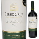 Cot Limited Edition Perez Cruzペレス クルス （詳細はこちら）コットはマルベックの別名です。35hl／haというフランスのグラン クリュ並の少ない収穫量です。葡萄は全て手摘みで収穫しています。温度管理されたステンレスタンクでアルコール発酵させてから、、新樽で12〜16ヶ月熟成させます。色は濃い紫がかった赤色。とても魅力的でスパイシーな風味と、ベリーや花のようなアロマをがあり、非常にフルーティでスムーズな味わいです。750mlコット〔マルベック〕、メルロー、カルムネールチリ・セントラル ヴァレー・セントラル ヴァレー・マイポヴァレーマイポ ヴァレーDO赤他モールと在庫を共有しているため、在庫更新のタイミングにより、在庫切れの場合やむをえずキャンセルさせていただく場合もございますのでご了承ください。株式会社稲葉コット リミテッド エディション ペレス クルスCot Limited Edition Perez Cruz生産者情報ペレス クルス Perez Cruzペレス家は、電力会社のCGE、ガス会社GASCOなどを経営する、チリの主要企業のオーナーです。その中で、ペレス　クルスは、自分たちのファミリーネームを付けた唯一の事業、「ワイン造りは、私たち家族にとって大切なものだから、自分たちの名前をつけた。他の事業とは思い入れが違う」。1963年に最初の農地を購入してから時は経ち、90年代に入り、葡萄を植える計画をたて、‘94年に最初の苗木を植えました。当初、葡萄は他へ売っていたのですが、その頃からペレス　クルスの葡萄の評判は良かったので、自分たちで瓶詰めしようと決意し、それから約6年間、ワイナリー運営について学びました。2001年にワイナリーが完成、2002年がファーストヴィンテージ。当初、27haからスタートした畑は、現在では210ha（内160ha植樹済み）までになっています。160haの内訳は、カベルネ　ソービニヨン69％、シラー9％、メルロ8％、カルムネール7％、コット5％、プティ　ベルド1％、その他1％です。ペレス クルスのロゴに描かれているのは、葡萄畑を一望できる場所から見た風景です。現在、アンドレ　ペレス（左）が社長、ワインメーカーは、2002年から関わっているジャーマン　リヨン（右）、コンサルタントはチリのオーガニック栽培の権威、アルバロ　エスピノーサが務めています。独創的な外観をもつワイナリーの設計は、4人の建築家のコンペティションで決めました。選んだ理由は、自然を感じさせる木を使った設計であること、外観が葡萄の枝を思わせるようにデザインされていること、そして、タンクやセラーが効率よく配置され機能的であったためです。セラーは、重力に逆らわずに醸造ができるように設計されています。最初に葡萄を植えた際、60ヶ所に穴を掘って、断面を見ながら、どの葡萄がその土壌に適しているのかを調査しました。また、従来からこの土地で葡萄を栽培していた人々の経験談も参考にしたそうです。現在は、地面にセンサーを差し込んで土壌の調査を行なっています。すでに葡萄が植えられている160haを、このセンサーで再度調べたところ、6ha分だけメルロをカルムネールに変更した以外は、土壌との適性はぴったりでした。また、現在の植密度は3,200本／haですが、これを徐々に6,250／haの密植にしていく計画です。葡萄の栽培には、病気の予防に硫黄を使うのみで、農薬は使用していません。土壌の調査は専門の業者に依頼し、その結果を参考にしながら、収穫時期の計画を立てています。収穫は早朝に全て手摘みで行います。一番葡萄の温度が下がるのが夜ではなく日の出の時だからです。発酵のための酵母は、全て人工酵母を使用しています。偶発酵母はリスクが高く、発酵が不完全なこともあり、品質を重視する上で、人工酵母の方が優れていると考えているためです。ワインはまず、最上級のケレンのために一番良いタンクをブレンド、次にリグアイ、そして各リミテッド　エディション、カベルネ　ソービニヨン　レセルバという順番で行い、残りの10％は他へ売ってしまいます。「2002年や2003年ヴィンテージと味のスタイルが変わったように感じますが、どうですか？」と尋ねたところ、ワインメーカーのジャーマン　リヨンは、「いくつかの理由があって、味のスタイルが変わりました。私達も経験を重ねたし、葡萄も樹齢を重ねました。2003年頃までは100％新樽にこだわっていました。今思うと、それは誰もがやりたがるし、やっているスタイルでした。私はあちこちで同じ味のワインを見つけてしまったのです。フランスから輸入した苗を使ってフライング　コンサルタントの下、同じ醸造方法で造られたワイン・・・。私達は、そうではなく、樽だけではないフィネスが感じられ、個性を持ったワインにしたいと思いました。この土地を知れば知るほど、スタイルを変えて良かったと思います。」と答えてくれました。 ‘63年　農地を購入‘94年　葡萄を植樹‘01年　ワイナリー完成‘02年　ファーストヴィンテージ アンドレ　クルス ジャーマン　リヨン コンサルタント アルバロ　　エスピノーサ 210ha（160ha植林済み）マイポ地域の醸造所。アルバロ　エスピノーサが醸造責任者。爽やかでスパイシーなシラー、アロマに富むコット、スタイリッシュなリグアイ銘柄の赤のブレンドものなどがある。　3ッ星　　ヒュー　ジョンソン「ポケットワインブック」