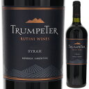 Trumpeter Syrah BODEGA LA RURALボデガ ラ ルラル （詳細はこちら）メンドーサの5か所に総面積257haの自社畑を所有。栽培管理チームは高品質な果実を得る為に、収量を減らし、高度灌がいシステムを擁することで理想的な果実の熟成度合を管理。アルゼンチン醸造家の中でもトップクラスとして知られるマリアノ・ディ・パオラを招聘。「世界クラスの高品質ワインを、手頃な価格で提供する」という社是とともに"品質と価値"が彼の手腕により見事に実現されています。ロバート・パーカーの「ワインバイヤーズガイド」でアルゼンチンの生産者として最高の評価を受けるワイナリー 豊かな舌触りで、たっぷりの果実味、シラー品種の個性であるスパイシーさが感じられます。ブルーベリーやブラックベリーの果実の中にモカのような豊かさが重なり合っている豊満なワインに仕上がっています。750mlシラーアルゼンチン・メンドーサメンドーサ赤他モールと在庫を共有しているため、在庫更新のタイミングにより、在庫切れの場合やむをえずキャンセルさせていただく場合もございますのでご了承ください。株式会社明治屋