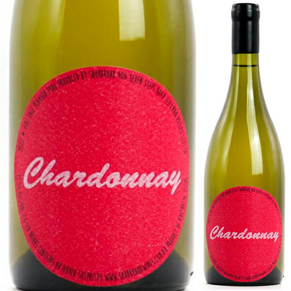 Chardonnay Tom Shobbrookトム ショッブルック （詳細はこちら）一番最初に収穫するのがこのシャルドネで、収穫時期は1月下旬から2月上旬ごろ。一部のブドウはジャッロという別ワインにも使用している。除梗することなくダイレクトプレス、ステンレスタンクでの醗酵＆熟成。750mlシャルドネオーストラリア・南オーストラリア・バロッサ ヴァレー白他モールと在庫を共有しているため、在庫更新のタイミングにより、在庫切れの場合やむをえずキャンセルさせていただく場合もございますのでご了承ください。株式会社ヴィナイオータフレッシュな質感＆わずかにクリーミー！バロッサの自然派トム ショッブルックが古樹の有機ブドウから造る、飲み心地の良いシャルドネ！シャルドネ トム ショッブルックChardonnay Tom Shobbrook商品情報ヴァイン ヴェイル地域にて育てられた古樹のシャルドネを使用南オーストラリア、バロッサ ヴァレーのフラックスマン ヴァレーにて有機栽培でブドウ作りを行う自然派"トム ショッブルック"の「シャルドネ」です。畑はバロッサ東部のヴァイン ヴェイル地域にて有機栽培で育てられた古樹のブドウを使用。かなりフレッシュな質感で、わずかにクリーミーさを感じます。テクスチャーのある飲み心地の良いシャルドネです。テクスチャーを造るためにタンクで澱とともに熟成トム ショッブルックで一番最初に収穫するのがこのシャルドネ。1月下旬から2月上旬ごろに手摘みで収穫。一部のブドウは「ジャッロ」という別ワインにも使用。除梗することなく全房をダイレクトプレス。ステンレスタンクで発酵と熟成を行っています。ワインはテクスチャーを造るためにタンクで澱とともに過ごし、暖かくなった晩春に瓶詰めしています。オーストラリアのナチュラルワイン界をけん引する造り手トム ショッブルック Tom Shobbrookトム ショブルックはフラックスマン ヴァレーで有機栽培のブドウから手作業でワインを造っている自然派の造り手。バロッサ出身のトムは農業を学んだ後、イタリアに渡り、キャンティ クラシコのリエチネで、ショーン オキャラハン氏の元で6年間働きました。2007年彼はオーストラリアに戻り、バロッサ ヴァレーにバイオダイナミック、低介入、自然なワイン造りを紹介。その後ビオディナミ農法に重点を置いたブドウ園を設立。地を尊重し、調和のとれたイキイキとしたワインを生み出す有機農法を採用しました。現在、バロッサのフラックスマン ヴァレーに2ヘクタールのブドウ畑があり、2019年からブドウを収穫しています。収穫量はそれほど多くないですが、トムにとっては自宅の苗床で挿し木から育てたブドウの木の果実を育てる事はとてもエキサイティングな事でした。最終的には5ヘクタールほどのブドウ畑、果樹とナッツの混植果樹園となる予定です。ワイナリーは海抜540メートルに位置。土壌は古い酸性土壌で、黄色いオレンジ色の粘土の上に砂質ロームが重なっています。砂質ローム層にはローズクォーツが散在し、粘土層には雲母が混ざっています。出来上がったワインは無駄がなく引き締まり、繊細な酸を保持しています。当面はバロッサ東部のヴァイン ヴェイル地域の古い畑からも少量のワインを造り続けていきます。