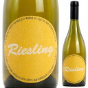 Riesling Tom Shobbrookトム ショッブルック （詳細はこちら）南オーストラリア、バロッサ ヴァレーのフラックスマン ヴァレーにて有機栽培でブドウ作りを行う自然派"トム ショッブルック"の「リースリング」です。バロッサの東部のヴァイン ヴェイル地域で育てられた古い樹齢のリースリングを使用。陶器の卵型タンクで熟成しています。青リンゴ、アプリコットなどのフルーツの香り。フレッシュでドライな酸味かつ、厚みのある味わいのリースリングです。750mlリースリングオーストラリア・南オーストラリア・バロッサ ヴァレー白他モールと在庫を共有しているため、在庫更新のタイミングにより、在庫切れの場合やむをえずキャンセルさせていただく場合もございますのでご了承ください。株式会社ヴィナイオータフレッシュでドライながら厚みのある味わい！バロッサ ヴァレーの自然派トム ショッブルックが古樹のブドウから造る、ミネラル感広がるリースリング！リースリング トム ショッブルックRiesling Tom Shobbrook商品情報南オーストラリア、バロッサ ヴァレーのフラックスマン ヴァレーにて有機栽培でブドウ作りを行う自然派"トム ショッブルック"の「リースリング」です。バロッサ東部のヴァイン ヴェイル地域で育てられた古い樹齢のリースリングを使用。陶器の卵型タンクで熟成しています。青リンゴ、アプリコットなどのフルーツの香り。フレッシュでドライな酸味かつ、厚みのある味わいのリースリングです。開放タンクで発酵、陶器の卵型タンクで熟成畑はバロッサ北部のヴァイン ヴェイル地域にあるイエローオレンジ色の粘土層が下部にある砂地土壌。ブドウは有機栽培で育てられた古い樹齢のリースリングを使用。収獲したブドウをコンクリートの開放タンクで発酵、陶器の卵型タンクで熟成しています。粘土質土壌や古樹ブドウによる味わいの厚み青リンゴ、アプリコットなどのフルーツ、パンやイーストの香り。フレッシュでドライな酸味と、リースリングらしいほんのりとした甘味。ミネラル感とボトルにより微発泡なニュアンスも。古樹からくる余韻の長さ、800mmの砂の下にあるイエローオレンジ色の粘土質土壌が味わいに厚みを与えています。トムが愛してやまない品種リースリングトムが愛してやまない品種、リースリングで造るワイン。トム曰く、ブドウの植わる場所を、容易に表現することができる品種との事。強靭な酸を持ち合わせているので、収穫時期もできるだけ引っ張るようにしている（インポーターのヴィナイオータ社コメントより）。オーストラリアのナチュラルワイン界をけん引する造り手トム ショッブルック Tom Shobbrookトム ショブルックはフラックスマン ヴァレーで有機栽培のブドウから手作業でワインを造っている自然派の造り手。バロッサ出身のトムは農業を学んだ後、イタリアに渡り、キャンティ クラシコのリエチネで、ショーン オキャラハン氏の元で6年間働きました。2007年彼はオーストラリアに戻り、バロッサ ヴァレーにバイオダイナミック、低介入、自然なワイン造りを紹介。その後ビオディナミ農法に重点を置いたブドウ園を設立。地を尊重し、調和のとれたイキイキとしたワインを生み出す有機農法を採用しました。現在、バロッサのフラックスマン ヴァレーに2ヘクタールのブドウ畑があり、2019年からブドウを収穫しています。収穫量はそれほど多くないですが、トムにとっては自宅の苗床で挿し木から育てたブドウの木の果実を育てる事はとてもエキサイティングな事でした。最終的には5ヘクタールほどのブドウ畑、果樹とナッツの混植果樹園となる予定です。ワイナリーは海抜540メートルに位置。土壌は古い酸性土壌で、黄色いオレンジ色の粘土の上に砂質ロームが重なっています。砂質ローム層にはローズクォーツが散在し、粘土層には雲母が混ざっています。出来上がったワインは無駄がなく引き締まり、繊細な酸を保持しています。当面はバロッサ東部のヴァイン ヴェイル地域の古い畑からも少量のワインを造り続けていきます。