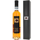 Vinsanto Del Chianti Classico Lamole Di Lamoleラーモレ ディ ラーモレ （詳細はこちら）標高350〜500メートルの南南西向きの傾斜、片岩と砂質泥灰土壌。収穫中、北風が吹き始めるため自然に乾燥し、その中でも厳選された健康的な房を乾燥室に寝かす糖度のレベルがベストな濃度に達するまで乾燥させ、カラテッリ16ヵ月間醗酵。その後ヴィンサンタイアにて密閉された栗の樽にて20ヵ月間熟成。500mlトレッビアーノ トスカーノ、マルヴァジア、コロリーノイタリア・トスカーナ・グレーヴェ イン キャンティヴィンサント デル キャンティ クラシコ赤他モールと在庫を共有しているため、在庫更新のタイミングにより、在庫切れの場合やむをえずキャンセルさせていただく場合もございますのでご了承ください。WINE TO STYLEキャンティクラシコ最高地ラーモレの「酸」を活かした食事とも合うヴィンサント！ヴィンサント デル キャンティ クラシコ ラーモレ ディ ラーモレVinsanto Del Chianti Classico Lamole Di Lamole商品情報高地ラーモレの「酸」を感じて頂ける食事に合うヴィンサント2018年6月、「ラーモレ ディ ラーモレ」の栽培醸造責任者、アンドレア ダルディン氏からお話を伺いました。「ヴィンサントはトレッビアーノ、マルヴァジーア、コロリーノのブレンドです。標高の高いラーモレの畑からは粒の小さなブドウが育ちます。一般的なヴィンサントは粒が大きなブドウを使用する事が多いです。アパッシメント（陰干し）を行うので、ブドウの重量が減ってしまう事から粒が大きな方が使いやすいからです。収穫したブドウは約3カ月間アパッシメントをさせます。陰干しする事で水分が蒸発し、イメージ的には100キロのブドウから僅か3リットルのブドウになります。#商品画像2右#伝統的な造りを重視し、凝縮感を出したヴィンサントは造りません。高地ラーモレの「酸」を感じて頂ける食事とも合うヴィンサントが私達の目指すスタイルです。特にパンに乗せたレバーのペーストとの相性は素晴らしいですね」と話してくれました。柑橘の皮のニュアンスにアプリコットを思わせるフルーツの香りにナッツの香ばしいニュアンスが重なります。最初の口当たりは厚みがありますがイキイキとした酸がボディを美しく締めているので、芳醇な風味と飲み心地の良さを兼ね備えた食事と楽しめるヴィンサントです。レバーパテやフォラグラにも相性が良いと思います。（試飲2014ヴィンテージ）生産者情報ラーモレ ディ ラーモレ Lamole Di Lamoleブルネロ ディ モンタルチーノの起源となった優良サンジョヴェーゼクローンを産み出した「ラーモレ」の丘グレーヴェ イン キャンティ地区のラーモレの丘にあるカンティーナで、ワイン造りの歴史は14世紀まで遡ります。ラーモレとは、この土地の名前であるとともに、この地で発見されたサンジョヴェーゼの遺伝子の名前。ラーモレ ディ ラーモレとは、サンジョヴェーゼのオリジナルという意味を込めて付けられた名前です。ブルネロ ディ モンタルチーノのサンジョヴェーゼは、このラーモレより移植した樹が始まりと言われています。キャンティ クラシコも中でも、最も標高が高いエリアこの土地は、風通しが良く、湿気がこもらない乾燥した絶好の場所です。また斜面の為、水捌けも良く、すっきりと伸びた心地良い酸はこの環境から生まれます。標高350〜550メートルの位置に47ヘクタールを所有しています。この地は、キャンティ クラシコも中でも、最も標高が高いエリアです。テロワール由来の美しい酸味のあるエレガントなスタイルに土壌はガレストロ土壌1ヶ所、粘土質、砂、石から構成された土壌2ヶ所の合計3つのパーセルから成り立ちます。平均樹齢は約20年。しかしながら、中には70歳を越える老木もあります。春と秋には適度な降水量があり、冬は寒冷、夏は温暖になるのが特徴です。このエリアはアペニン山脈北部から吹き込む風によって寒暖の差が激しく、その為、葡萄は糖とポリフェノールのそれぞれが豊かで、美しい酸味のあるエレガントなものとなります。幼少時からワインの仕事が体に染み付いたスペシャリスト「アンドレア ダルディン氏」エノロゴのアンドレア ダルディン氏は、引退した前任のH.パリアーニ氏の元で、約20年間、共に醸造を務めたスペシャリストです。彼は、サンジミニャーノ出身で、父親はヴェルナッチャを作る葡萄栽培家です。彼の5人の兄弟は、現在も全員ワインビジネスに従事している、まさにワイン一家です。幼少のころより父の仕事を手伝っていたため、ワインの仕事が体に染み付き、彼にとって、まさにこの仕事は天職と言えます。●ラーモレ ディ ラーモレの突撃インタビュー(2021年6月29日)　ブルネッロの起源とされるサンジョヴェーゼクローンが生まれた地「ラーモレ」！キャンティクラシコ屈指の標高の高さを誇るラーモレの丘で美しい酸とエレガントさを引き出す「ラーモレ ディ ラーモレ」突撃インタビューはこちら＞＞●ラーモレ ディ ラーモレの突撃インタビュー(2018年6月1日)　偉大なブルネッロを産み出した素晴らしいサンジョヴェーゼクローンの発祥地！キャンティクラシコ最高峰の畑から産まれる洗練されたエレガンス「ラーモレディラーモレ」突撃インタビューはこちら＞＞