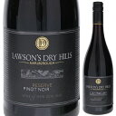 Reserve Pinot Noir Lawson's Dry Hillsローソンズ ドライヒルズ （詳細はこちら）赤や黒のベリーやチェリーのアロマにほのかな香ばしさとバニラの香り。明るいチェリーやベリーが適度なボリューム感のもと滑らかに広がり、力強さと優雅さを兼ね備えた心地よい余韻が長く続く。2つの畑のブドウをフレンチオーク樽（新樽25％）で10ヶ月間熟成。ワイホパイ・ヴァレーにある2つの畑。土壌：排出性のよい、粘土質層を覆う石とシルト。樹齢:18年。開放式発酵槽で低温浸漬を行った後、手作業で1日3回パンチダウン行い風味を抽出。ポストマセラシオン7−14日。クローン毎に別々に発酵・熟成後2020年2月にブレンド。フレンチオーク樽（224L＆500L/新樽比率25％）で10ヶ月間熟成。750mlピノ ノワールニュージーランド・マールボロ赤他モールと在庫を共有しているため、在庫更新のタイミングにより、在庫切れの場合やむをえずキャンセルさせていただく場合もございますのでご了承ください。ヴィレッジ セラーズ株式会社