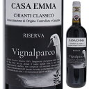 Vignalparco Chianti Classico Riserva Casa Emmaカーザ エンマ （詳細はこちら）サンジョヴェーゼ750mlサンジョヴェーゼイタリア・トスカーナキャンティ クラシコDOCG赤他モールと在庫を共有しているため、在庫更新のタイミングにより、在庫切れの場合やむをえずキャンセルさせていただく場合もございますのでご了承ください。株式会社ワインウェイヴ凝縮した果実味と素晴らしい持続性！巨匠カルロ フェッリーニが手掛けるカーザ エンマの単一畑キャンティ クラシコ リゼルヴァ「ヴィニャールパルコ」！ヴィニャールパルコ キャンティ クラシコ リゼルヴァ カーザ エンマVignalparco Chianti Classico Riserva Casa Emma商品情報名門ワイナリーのエノロゴを努め、キャンティ クラシコの第一人者と言われる巨匠カルロ フェッリーニ氏が手掛ける"カーザ エンマ"のキャンティ クラシコ リゼルヴァ「ヴィニャールパルコ」です。ビオディナミで栽培されている単一畑"ヴィニャールパルコ"のブドウを使用。バリックで発酵してトノー樽で24ヶ月熟成しています。ブラックベリーやカシスなどの香り。凝縮した果実味と甘くまろやかで心地よいタンニンを備えています。素晴らしい持続性を持つ、強い個性を持ったキャンティ クラシコ リゼルヴァです！バリックで発酵＆トノー樽で24ヶ月熟成2.0haの単一畑"ヴィニャールパルコ"は標高約480mの丘にある石灰岩、岩石、粘土質の土壌。循環型農業を目指すカーザ エンマが80羽のガチョウを利用し管理しています。ブドウはビオディナミ栽培されている平均樹齢20年のサンジョヴェーゼを使用。収穫は厳しく手摘みで行われ、15日間の果皮浸漬を実施。バリックで発酵して、2年目＆3年目のトノー樽で24ヶ月熟成。ボトリング後は6ヶ月の瓶熟成を経て出荷しています。凝縮した果実味と甘くまろやかで心地よいタンニンガーネットを含んだ深く鮮やかなルビーレッドの色調。しっかりした粘性があります。ブラックベリーやカシスなどの果実香が主体。シダや黒胡椒の香りも。凝縮した果実味と甘くまろやかで心地よいタンニン。まろやかな酸味も十分に感じる。更なる熟成を予測させる、長い余韻をお楽しみ頂けます。グリルした赤身肉とのペアリングがお勧めです。キャンティ クラシコの第一人者カルロ フェッリーニ氏が手がけるワイナリーカーザ エンマ Casa Emma1972年、元来貴族であったエンマ・ビッザーリ伯から、現オーナーのブカロッシ家が購入したのが始まりで、フィレンツェとシエナのほぼ中間、バルベリーノ・ヴァル・デルサという村にあります。ブドウ畑18haとオリーブ畑2.3haを所有しています。そのブドウ畑は標高420mの丘陵部に位置しており、傾斜は総じて日照の長い南西に向き、砂利混じりの泥炭土で石灰石も混交している土壌です。総面積のうち13ヘクタールにキャンティ用のサンジョヴェーゼ、カナイオーロ、マルヴァジア ネラ、コロリーノを植え、3haにリゼルヴァ用のサンジョヴェーゼとマルヴァジア ネラを栽培。そして丘陵の頂上部の2haをソロイオ用のメルローを作っています。カンティーナ創業以来彼らのワインの醸造家であったニコッロ・ダッフリット氏から、2003年の収穫から新たにカルロ フェリーニ氏を起用し、ますます目が離せないワイナリーです。