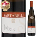 Verdicchio Dei Castelli Di Jesi Balciana Sartarelliサルタレッリ （詳細はこちら）北東斜面で特異な気象条件を有する9.5ヘクタールの畑。11月末までに数回に分けて収穫を行う。収穫は4〜5房/樹に制限し、20hl/haまでにおさえることによりヴェルディッキオでもトップクラスの凝縮度を誇る。一部には貴腐葡萄も混ざっている為、独特の風味を感じさせる。750mlヴェルディッキオイタリア・マルケヴェルディッキオ デイ カステッリ ディ イエージDOC白自然派●自然派ワインについてこのワインは「できるだけ手を加えずに自然なまま」に造られているため、一般的なワインではあまり見られない色合いや澱、独特の香りや味わい、またボトルによっても違いがある場合があります。ワインの個性としてお楽しみください。●クール便をおすすめします※温度変化に弱いため、気温の高い時期は【クール便】をおすすめいたします。【クール便】をご希望の場合は、注文時の配送方法の欄で、必ず【クール便】に変更してください。他モールと在庫を共有しているため、在庫更新のタイミングにより、在庫切れの場合やむをえずキャンセルさせていただく場合もございますのでご了承ください。テラヴェール株式会社『ビベンダ』9年連続最高賞！なんと11月まで時間をかけて健全に完熟する奇跡のヴェルディッキオ！イタリア三大ワインガイド最高賞総なめ！伊首相官邸でも使用される「バルチャーナ」ヴェルディッキオ デイ カステッリ ディ イエージ バルチャーナ サルタレッリVerdicchio Dei Castelli Di Jesi Balciana Sartarelli商品情報イタリア首相や大統領官邸で使用されイタリア三大ワインガイド全てで最高賞を総なめサルタレッリが世界に誇るスーパーヴェルッディッキオが「バルチャーナ」です。イタリア首相や大統領官邸など公の会合でも使われ、まさに「イタリア白ワインの顔」として名高い素晴らしい実力を備えたヴェルディッキオです。毎年のようにワインガイド各誌で最高賞を獲得していて、2020年は『ビベンダ2023』で最高賞5グラッポリを獲得！2012ヴィンテージより9年連続で最高賞の栄誉に輝いています！紛れも無くイタリア最高峰の白ワインです。貴腐菌が付く程の遅摘みと厳しく選別されたブドウ畑は北東向きの斜面で、ゆっくりと葡萄を完熟させます。また、標高が280〜380mと高く、周囲に森があって常に涼しく、10月頃から霧がかかります。1本の樹に付く葡萄は僅か4〜5房に制限し、1ヘクタール当たり15〜20ヘクトリットルまで収穫量を厳しく抑えます。摘み取りは、11月〜12月に、5〜6回に分けて行います。一部のブドウには貴腐菌も付き、出来あがるワインには濃厚な香りが感じられます。厳しく選別し（最初の35％にまで減る）、柔らかくプレス、温度管理の下ステンレスタンクで4週間発酵します。8〜10ヶ月間熟成されリリースされます。暑いマルケでも、日照量の少ない北向きの斜面のミクロクリマから産まれる希少な「バルチャーナ」2019年6月、サルタレッリ社のパトリツィオ キアッケリーニ氏にお話を聞きました。「バルチャーナというのは単一畑であり、このゾーンの名前でもあります。少なくとも300年前から存在している名前です。「ヴァッレサーナ」（健全な谷）が語源となっています。この畑を持っているのは私達だけです。暑いマルケでも、日照量の少ない北向きの斜面である事、ここにしかないでミクロクリマ（微気候）が重なりヴェルディッキオは生育サイクルが比較的ゆっくりでハンギングタイムが長くなります。1994年が初ヴィンテージです。Q.ステンレスタンクのみで造ったワインとは思えない程の深みと厚み、複雑な味わいの辛口に仕上がっていますね。驚きです。バルチャーナはイタリア国内外で高い評価を受け「成功したヴェルディッキオ」として注目を集めました。他の生産者が遅摘みの辛口ヴェルディッキオを造ろうとトライしたのですが、まずブドウが干しブドウ化して糖度が高くなり過ぎて、酵母がアルコールを食い切らずに辛口ワインとならないのです。他の生産者が真似をしようしても成功していないですね。このテロワールでないと産み出す事の出来ないワインだと思います。凄く複雑味のあるワインで、トロピカルフルーツの特徴的な香りがあるワインなので、ワインと合わせづらいとされる干し鱈料理や脂分の多いお肉料理、スパイシーな料理とも合わせる事が出来ます。空になったグラスからも素晴らしい香りが感じられます」と話してくれました。【受賞歴】2020ヴィンテージ：アントニオ ガッローニで94点、ワインアドヴォケイトで92点、ビベンダで5グラッポリ獲得(2020-2012)生産者情報サルタレッリ Sartarelli元々パン職人だったパトリツィオと夫人サルタレッリが経するワイナリーサルタレッリは、パトリッツィオ　キアッキアリーニと夫人のドナテッラ　サルタレッリが経営しており、息子のトマーゾは2011年に醸造学校を卒業し畑のアグロノミストと一緒に働いています。エノロゴはアルベルト　マッツォーニです。パトリッツィオは、1990年まではパン職人で、ワイン造りは全くの趣味でしかありませんでした。父親の畑を引継ぎヴェルッディッキオのみを栽培ワインを本格的に造り出すきっかけとなったのは、義理の父親が1970年に14haの葡萄畑を購入して少しずつワイン造りをしていたことです。1989年にその義理の父親が亡くなり、パトリッツィオが引き継ぎ、畑を少しずつ買い足し、現在では58haになっています。イエージの町から10kmほど離れたモンテカロット(Montecarotto)村のサルタレッリ家のセラーは、丘陵地帯にあり、畑はほとんどセラーに隣接し、古い機械を使用して、地表から深い所に苗を植えています。ブドウは100％ヴェルディッキオを栽培しています（法律上15％までなら何かを混ぜることが可）。「ヴェルディッキオ100％ですべてのワインを造っている人は他にいない。1商品だけ作っている人はいるかもしれないけどね」。とサルタレッリは語ります。パン職人の経験を活かした管理の難しい生の酵母を使用肥料は農協からの家畜の糞を固形にしたもの、害虫にはフェロモンカプセルを使用するなど、農薬や化学的物質は使用しません。苗木屋にはヴェルディッキオは3〜4種類しかないので、古い樹齢の葡萄を分析して、自ら32種類の苗木を開発しています。選果されたブドウの一番絞りのみでワインを造る、品質至上主義を頑なに貫いています。パン職人だった経験を生かし、管理の難しい生（なま）の酵母を使っています。それによって、糖分が残らず、ゆっくりと最後まで醗酵出来、アルコールが高めになります。ヴェルディッキオのイメージを一新させられるピュアでみずみずしい旨味リリースされる3つのクラスとも醸造は全てスレンレスタンクを使い、同じ方法で行っており、違いは畑と収穫方法のみです。サルタレッリは「最近スタイルを真似する生産者が多いので困るよ」「ワインは畑で出来るものだ！！毎年醸造過程は同じだけれど、品質は年によってずいぶん差がある！！」と話しています。出来あがるワインはどれもピュアでみずみずしく、旨味に満ちたものばかりです。サルタレッリのワインは、多くの人がいだいているヴェルディッキオのD.O.C.のイメージをおそらく一新させることでしょう。●サルタレッリの突撃インタビュー(2019年5月22日)　最高品質を貫くヴェルディッキオのスペシャリスト！イタリア三大ワインガイド最高賞の常連「サルタレッリ」突撃インタビューはこちら＞＞