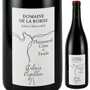 Ploussard Cote De Feule Domaine de la Bordeドメーヌ ド ラ ボルド （詳細はこちら）2005年に初めてサンスフルでプールサールをつくった。以来、還元が強い年もあったが、師と仰ぐピエール・オヴェルノワの強烈な感性を受け、見事に変貌してきた。ピュアで奥に秘める果実を感じるプールサールがついに登場！もちろんサンスフル。手で丁寧に除梗、ピュアで美しい酸と果実味を表現。さらに白カビ系チーズの滑らかで上質なコクも感じられる。750mlプルサールフランス・ジュラ赤自然派●自然派ワインについてこのワインは「できるだけ手を加えずに自然なまま」に造られているため、一般的なワインではあまり見られない色合いや澱、独特の香りや味わい、またボトルによっても違いがある場合があります。ワインの個性としてお楽しみください。●クール便をおすすめします※温度変化に弱いため、気温の高い時期は【クール便】をおすすめいたします。【クール便】をご希望の場合は、注文時の配送方法の欄で、必ず【クール便】に変更してください。他モールと在庫を共有しているため、在庫更新のタイミングにより、在庫切れの場合やむをえずキャンセルさせていただく場合もございますのでご了承ください。BMO株式会社