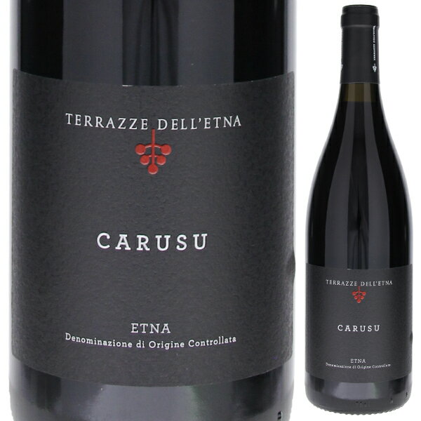 Carusu Etna Rosso Terrazze dell'etnaテラッツェ デッレトナ （詳細はこちら）テッラッツェ・デッレトナは、パレルモ出身のエンジニア、ニーノ・ベヴィラックアによって2008 年に設立されました。彼らが目指しているのは、エトナのテロワールを表現したワインを作ること、そして土着品種であるネレッロ・マスカレーゼの魅力を最大限に表現し、さらに価値あるものにすることです。　ブドウ畑は、世界自然遺産であるヨーロッパ最大の活火山、エトナ山の保護区域内の北西部斜面、標高650 〜 950mの5カ所のエリア計31haに広がります。冷涼な気候と標高、海からの影響、とりわけエトナ火山の噴火による豊富なミネラルを含んだ土壌という唯一無二の条件がワインに個性を与えます。　畑では彼らが最も重要にしているネレッロ種（マスカレーゼ、カップチオ）をメインに、カタラットやシャルドネ、ピノ・ネロといった国産品種のブドウも栽培されています。樹齢は幅広く、ネレッロ・マスカレーゼは最も古いもので150年を超えます。　伝統的な技法と自然、そして故郷への畏敬の念から、畑の作業は全て手作業で行われ、農薬や化学肥料は使わず有機農法が用いられています。また質の高いブドウを追求するため、敢えてアルヴェレッロ仕立というシチリアの伝統的な方法を選択。ブドウ以外の作物の栽培や家畜の飼育も含めた総合的な農業によって生物多様性を実現しています。　醸造所は、1700年代に建設された古いカンティーナを近代的なスタイルへと改修して作られました。伝説的エノロゴであるリッカルド・コタレッラ氏の助けを借りながら、伝統に重きを置き人による介入をできるだけ減らした醸造方法が行われています。　まだ歴史の浅いワイナリーながらも、彼らの名前を一躍世に知らしめたのが瓶内二次発酵のスプマンテです。19 世紀には高品質瓶内二次発酵スパークリングワインの生産地として名声を博した歴史を持つエトナの再評価を高めるとともに、個性豊かなテロワールへの注目を集めることに成功しました。　エトナの雄大な自然、そこで育まれる素晴らしい個性に恵まれたワイン。それらを守るために何世紀にもわたって受け継がれてきた伝統と進化とたゆまぬ努力、そして愛と情熱。それがエトナの、そしてテッラッツェ・デッレトナの真髄なのです。ガーネットの輝きを持つ濃いルビー色。熟した赤い果実やスパイシーさを感じる上品なアロマ。まろやかで優しいタンニンが優美なフィニッシュへと続く、骨格のあるエレガントなワイン。しっかりした味付けの肉料理、ほどよく熟成させたチーズ、スープ、マグロと良く合う。750mlネレッロ マスカレーゼ、ネレッロ カップチオイタリア・シチリア・エトナエトナDOC赤他モールと在庫を共有しているため、在庫更新のタイミングにより、在庫切れの場合やむをえずキャンセルさせていただく場合もございますのでご了承ください。スリーボンド貿易