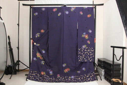 訳あり店舗キャリー在庫 正絹振袖 八掛つき 紺紫(桜・菊) 成人式 着付け お稽古 送料無料 送料込み 訳あり店舗キャリー在庫 正絹振袖 八掛つき 紺紫(桜・菊) 成人式 着付け お稽古 送料無料 送料込み