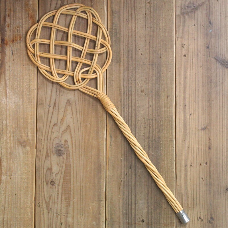 呉服屋 ラタン布団たたき ふとんたたき 松野屋 暮らしの道具 荒物 日用品 手作り 手編み 暮らしの道具 掃除用具 はたき インテリアとしてもおしゃれ 日用品雑貨 昔は、金物屋さんに並んでいた懐かし心和らぐ商品です レトロ 浪漫 ロマン 昔懐かしい昭和の香り20-0515