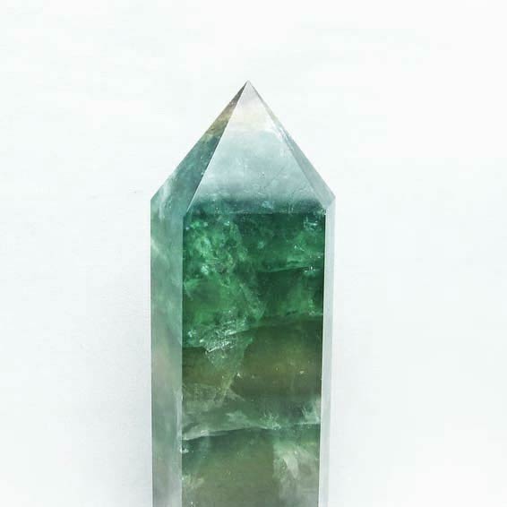 1.7Kg フローライト 六角柱 蛍石 原石 螢石 置物 グリーンフローライト ポイント fluorite ほたる石 インテリア 台座付属 一点物 送料..