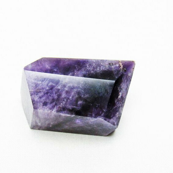 ■商品名アメジスト 原石 ■天然石名アメジスト ■サイズ高さ:約61mm 横:約38mm 厚さ:約32mm ■重量98g ■商品番号171-4626 ■検索ワードアメジスト原石【アメジスト】アメジストは2月の誕生石として知られる美しい紫色の水晶グループに属する鉱物です。和名を紫水晶と言います。日本では紫が最も高貴な色として宗教的儀式などに用いられました。ギリシャ語で「amethystos」は『酒に酔わない』という意味を持ち、古代ローマではアメジストの杯でお酒を楽しむことが多かったようです。そこには、お酒に酔わないこともそうですが、人生の悪酔いからも身を守ってくれるという言い伝えが残っています。また、キリスト教では「司教の石」として、アメジストをお守りとして身につけていたとも伝えられています。インスピレーションが欲しいときなどに身につけると良いでしょう。異性との誠実な出会いを求めるのであればこの石を持つ事をオススメします。なぜなら、恋の悪酔いから身を守ると言われる石でもあるため、心の中の不純物を取り除き、人を見る目や正しい判断力を与えてくれるのです。アメジストの主な産地はブラジル、ウルグアイです。パワーストーンを初めて持つ、そんな方にはぴったりの石だと思います。