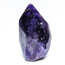 ■商品名アメジスト 原石 ■天然石名アメジスト ■サイズ高さ:約113mm 横:約69mm 厚さ:約44mm ■重量439g ■商品番号181-3523 ■検索ワードアメジスト原石【アメジスト】アメジストは2月の誕生石として知られる美しい紫色の水晶グループに属する鉱物です。和名を紫水晶と言います。日本では紫が最も高貴な色として宗教的儀式などに用いられました。ギリシャ語で「amethystos」は『酒に酔わない』という意味を持ち、古代ローマではアメジストの杯でお酒を楽しむことが多かったようです。そこには、お酒に酔わないこともそうですが、人生の悪酔いからも身を守ってくれるという言い伝えが残っています。また、キリスト教では「司教の石」として、アメジストをお守りとして身につけていたとも伝えられています。インスピレーションが欲しいときなどに身につけると良いでしょう。異性との誠実な出会いを求めるのであればこの石を持つ事をオススメします。なぜなら、恋の悪酔いから身を守ると言われる石でもあるため、心の中の不純物を取り除き、人を見る目や正しい判断力を与えてくれるのです。アメジストの主な産地はブラジル、ウルグアイです。パワーストーンを初めて持つ、そんな方にはぴったりの石だと思います。