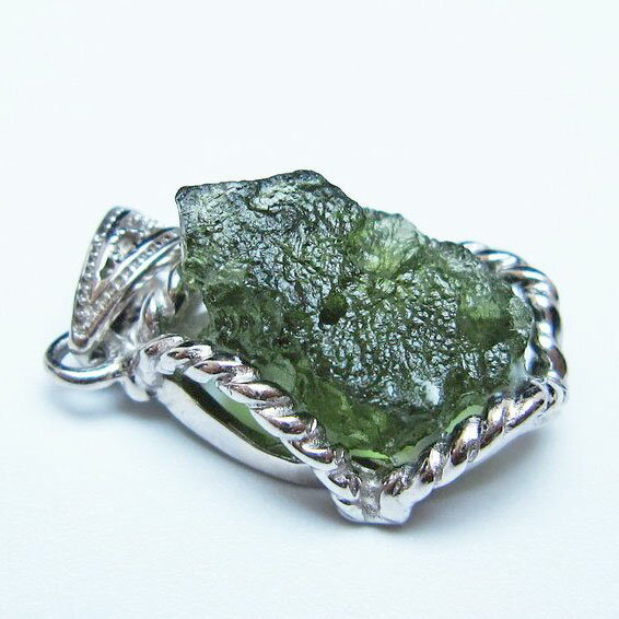モルダバイト ペンダント 原石ペンダント moldavite pendant 天然ガラス モルダウ石 ペンダントトップ ..