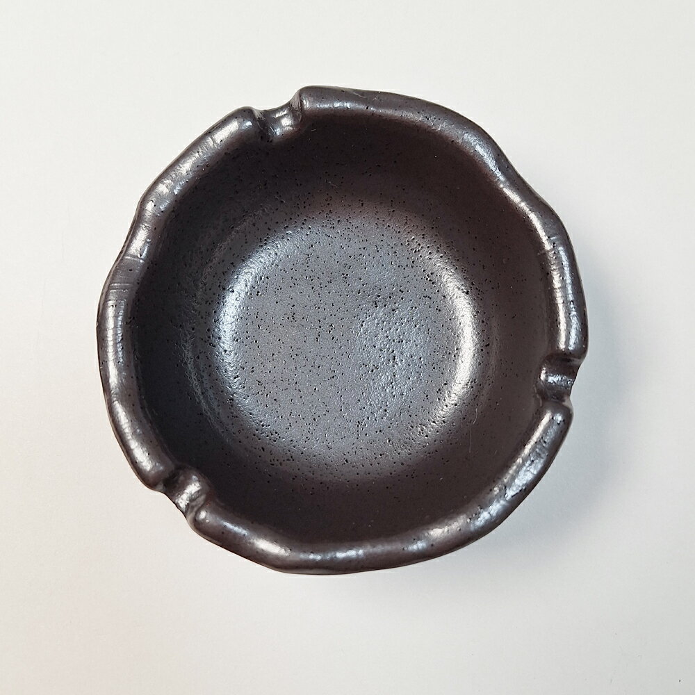 ひねり灰皿 黒 S25-17灰皿 卓上灰皿 陶器灰皿 黒 煙草 タバコ 喫煙 喫煙具 陶器 シンプル おしゃれ 和モダン 飲食店 ホテル レストラン カフェ 喫茶店 居酒屋 バー レトロ 喫煙所 家庭用 業務用 業務用食器