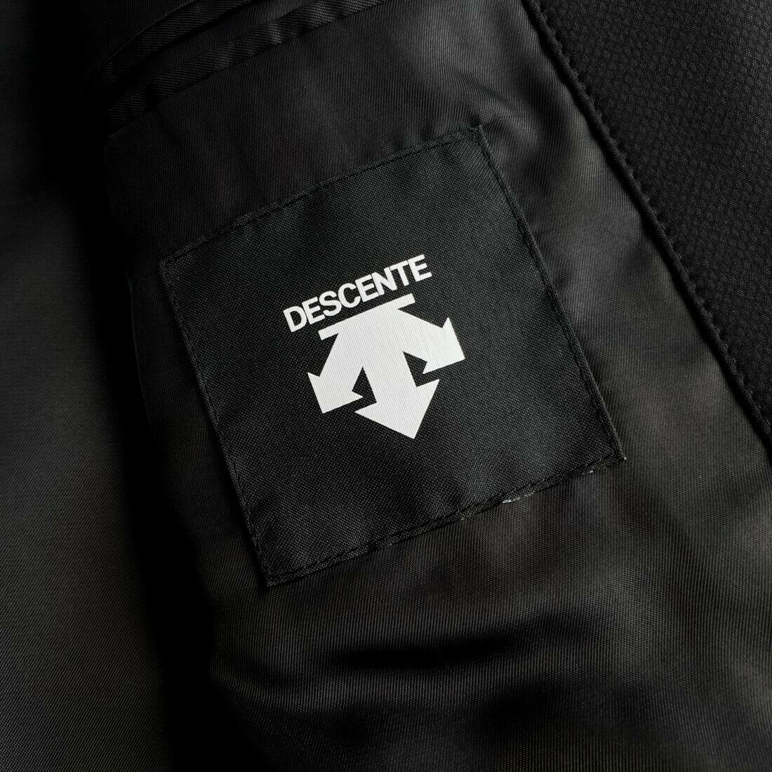 DESCENTE【デサント】ストレッチスーツ立体裁断撥水加工黒ブラック織柄総裏仕立て