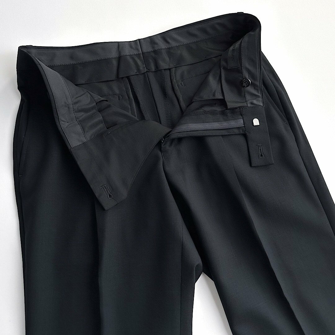 D'URBAN【ダーバン】定価28,600円（税込）日本製　薄手スラックス春夏　盛夏対応　メッシュ裏地紺　ネイビー　ワンタックウエスト76cm・79cm・82cm