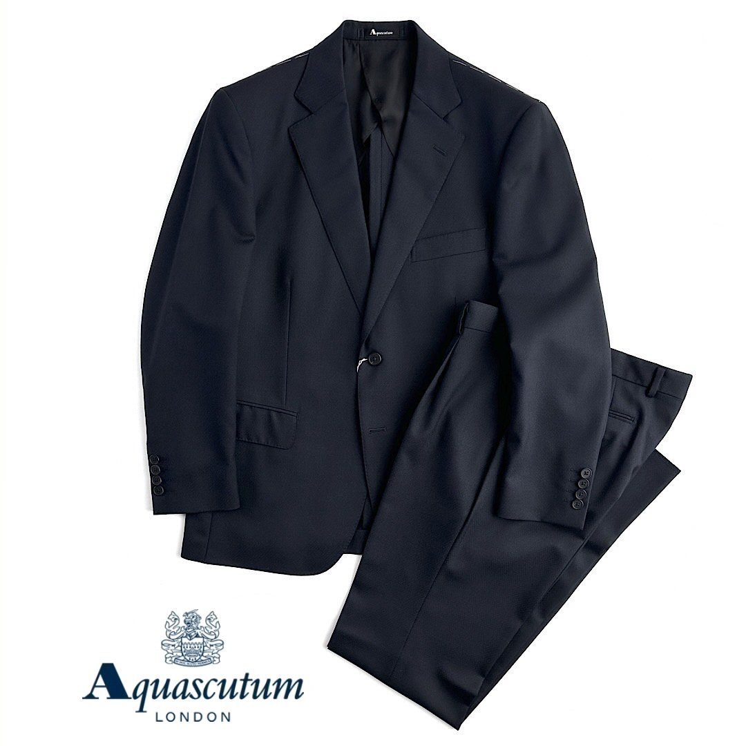 Aquascutum【アクアスキュータム】定価176,000円(税込)日本製シルク混ウールスーツWight素材 濃紺 織柄春夏 背抜き仕立てAB4・BB4サイズ