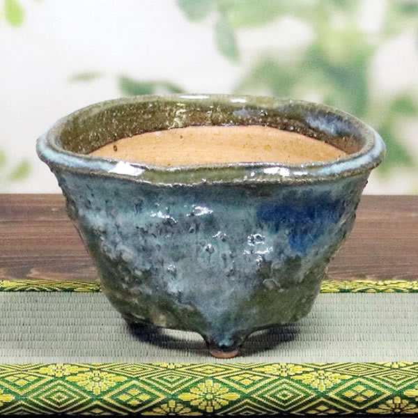 品　番 sa-0305　しがらき焼植木鉢　陶器 品　名 奥田康人作 信楽焼き手ひねり山野草鉢【送料無料】 ※畳は撮影用ディスプレーですので付いて 　おりません。 サイズ・重量 幅145×奥行140×高さ90mm　450g 送料について ご購入金額の合計が3,980円以上の場合は 送料無料となります。 ただし、沖縄・離島へのお届けの場合に限り、 ご購入金額の合計が9,800円以上の場合にのみ 送料無料となります。 山草鉢について 美しく、優しく、心の緊張を解きほぐす季節の草花 たち。その愛すべき色と香りの草花に、ふさわしい 器をご用意致しました。 個性的な鉢に好みの山野草を植えてお楽しみくだ さい。 ギフト包装について ギフト包装、のし、メッセージカードは、無料にて させて頂きます。 詳しくは、下記をクリックして下さい。 ギフトにもお勧めの信楽焼山野草鉢です。 新築祝、結婚祝、開店祝、還暦祝、記念品など にもお勧めです。 ギフト包装サービスについて山草鉢の一覧ページはこちら