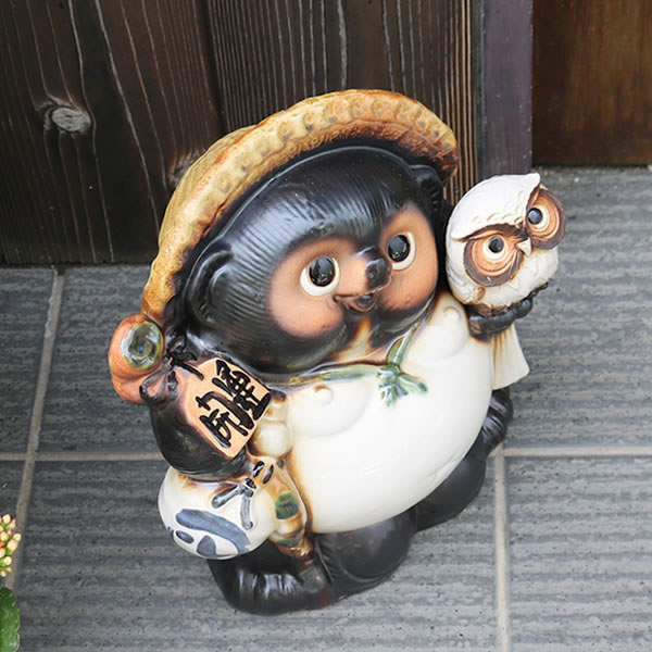 【今だけ限定15%OFFクーポン】信楽焼 10号ふくろう持ち狸 信楽焼たぬき 縁起物 タヌキ 陶器タヌキ たぬき置物 やきもの しがらきやき 焼き物 狸 タヌキ 信楽 フクロウ 名入れ 文字入れ ta-0353 [2]