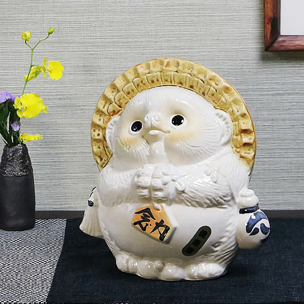 【3月1日限定11%OFFクーポン】【送料無料】風水タヌキ（白色）、健康運、美容にご利益あり！縁起物 信楽焼たぬき 狸 陶器狸 タヌキ置物 やきもの 焼き物 たぬき 風水たぬき [ta-0090]