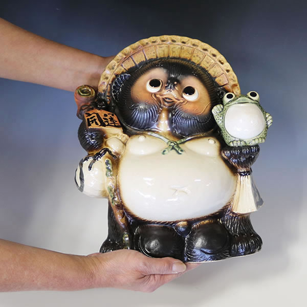 信楽焼たぬき 【送料無料】 タヌキ 陶器タヌキ たぬき置物 やきもの しがらきやき 狸 タヌキ 信楽 焼き物たぬき 陶器たぬき 狸しがらき 名前入れ 10号蛙持ち開運狸 ［ta-0295］