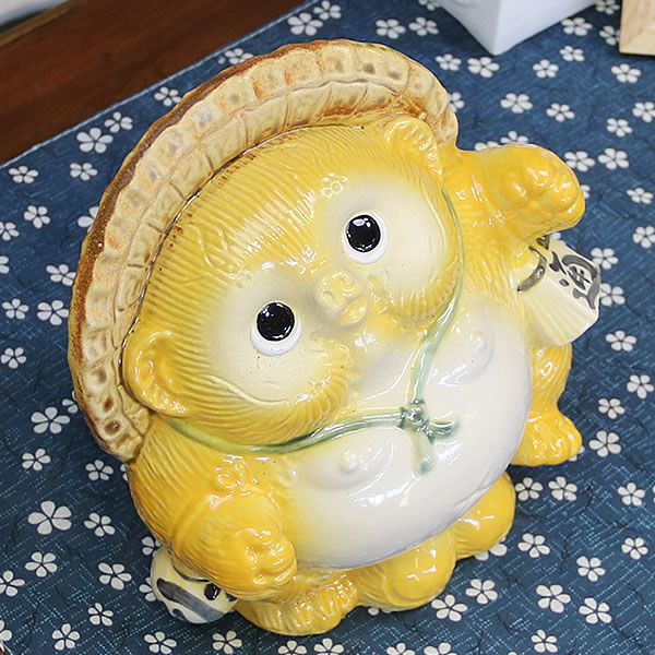 【20%OFFクーポン配布中】たぬき 信楽焼 【送料無料】タヌキ 置き物たぬき タヌキ信楽 陶器タヌキ 狸 陶器 やきもの ギフト 庭 縁起物 6号踊り狸 黄色 [ta-0185]10P06Aug16