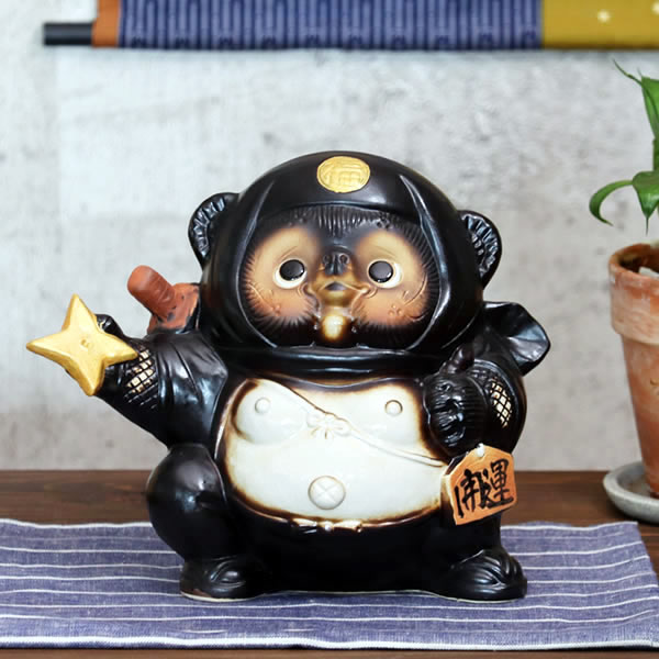 【今だけ限定10%OFFクーポン】信楽焼 忍者たぬき 送料無料 狸 たぬき タヌキ ニンジャ にんじゃ 手裏剣 クノイチ 信楽焼 陶器 やきもの 陶器たぬき しがらき狸 しがらきやきタヌキ 陶器狸 ta-0383のサムネイル