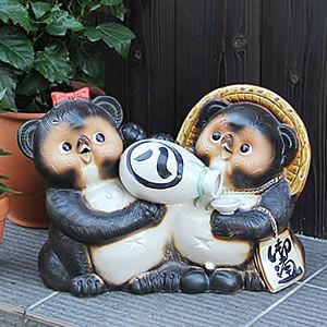 【8月24日20時開始15%OFFクーポン】【送料無料】お酌アベック狸！信楽焼たぬき縁起物タヌキ 陶器タヌキ たぬき置物 やきもの しがらきやき 焼き物 狸 タヌキ 信楽 ［ta-0204］のサムネイル
