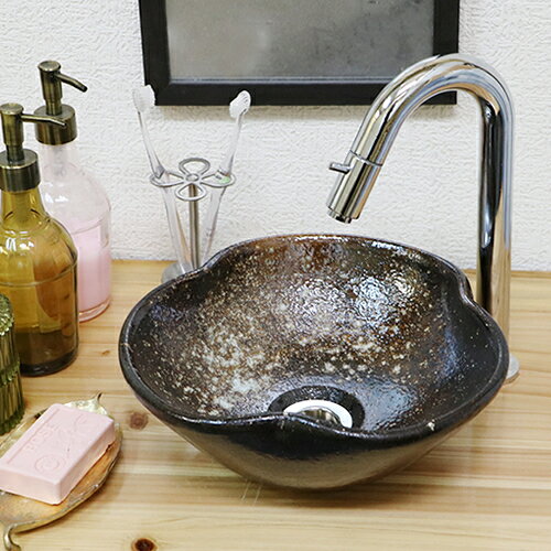 品　番 tr-1157 品　名 信楽焼　茶窯変花型手洗い鉢　【送料無料】 サイズ 幅275×奥行260×高さ110ミリ※手作りの為多少の誤差があります。 送料について こちらの商品は、送料無料になります。 ※ただし、沖縄、離島、一部地域は800円掛かります。 お支払手数料（代引、コンビニ、郵ちょ手数料）は、 無料になります。 排水金具 サンエー水栓PH-31-25※鉢にセットした状態でお届けさせて頂きます。 手洗器について 洗面台に信楽焼きの土のぬくもりを感じてみませんか。 機能性と空間のことを考えた土もの陶器手洗器です。 当店の洗面ボウルは和洋問わず旅館、ホテル、飲食店などの 店舗様、そして最近では個人様宅で多数ご使用頂いております。 商品点数も業界随一です。是非、当店の多数の洗面鉢より お客様のご要望に合ったものをお選び下さい。 E-mail: rakuten@touan.co.jpページトップへ イメージ風景 サイズ 配管 蛇口 洗面ボウル一覧 詳細説明