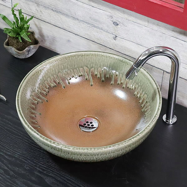 品　番 tr-3284　しがらきやき 品　名 信楽焼　緋色ビードロ　手洗い鉢［送料無料］ サイズ 直径400×高さ140mm ※手作りの為、サイズ、形状、色合い等に多少の 　違いは御座います。 送料について こちらの商品は、送料無料になります。 排水金具 32A目皿タイプ　パイプ32ミリ用※鉢にセットした状態でお届けさせて頂きます。 手洗器について 洗面台に信楽焼きの土のぬくもりを感じて みませんか。 機能性と空間のことを考えた土もの陶器手洗器 です。 当店の洗面ボウルは和洋問わず旅館、ホテル、 飲食店などの店舗様、そして最近では個人様宅で 多数ご使用頂いております。 商品点数も業界随一です。是非、当店の多数の 洗面鉢よりお客様のご要望に合ったものをお選び 下さい。 E-mail: rakuten@touan.co.jpページトップへ イメージ風景 設置方法 配管 蛇口 サイズ詳細 洗面ボウル一覧