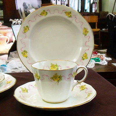 アンティーク トリオ カップ&ソーサー ロイヤルクラウンダービー 1913年 ヴィンテージ 食器 陶磁器 キッチン雑貨 テーブルウェア ティーセット 茶器のサムネイル