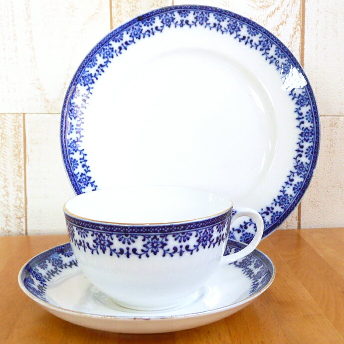 アンティーク食器・陶磁器　フォリー　ティーカップ／トリオ　1913-1930年　心落ち着く白磁器に藍色のデザイン