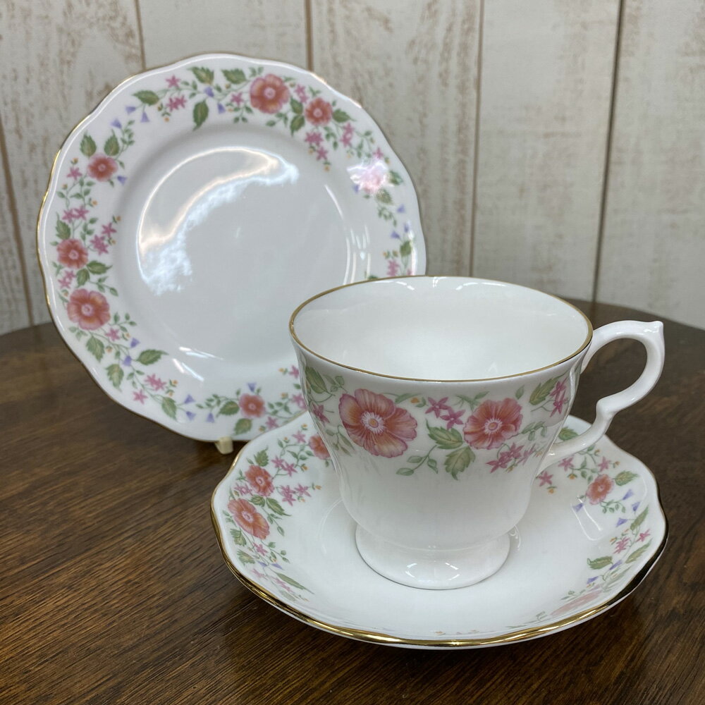 メーカー Colclough コルクラフRoyal Albert ロイヤルアルバート 生産国 イギリス サイズ カップ：約 高さ7.8cm×直径8.8cmソーサー：約 直径14cmプレート：約 直径16cm 1890年に英国陶器の街とされるストーク・オン・トレントに創業、1913年に王室御用達に指名されたコルクラフのトリオです。 経営合併の末にロイヤルアルバートの傘下になりデザインが引き継がれたため、バックスタンプにはアルバートの刻印が入っています。 傘下後も1993年にコルクラフのデザインは惜しくも終了。現在はもうアンティークが存在するのみです。 美品です。スレもほとんど見られません。 ※新品とは異なることをご理解の上、充分にご検討頂きましてからご購入下さい。 ※アンティーク品の返品はご容赦頂いておりますので、ご注意下さい。 その他のカップ&ソーサー一覧 アンティーク全商品を見る