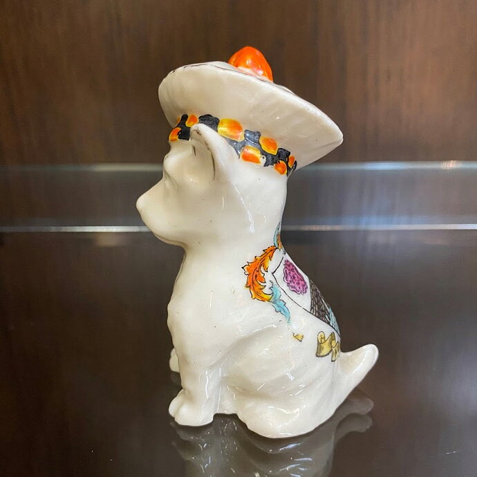 アンティーク フィギュア Carlton Ware カールトンウェア クレステッドチャイナ 白犬 帽子 Matlock Bath マットロックバス イギリス 1906-1927年頃 ヴィンテージ インテリア 欧州雑貨 置物 オブジェ フィギュリン 陶磁器 動物 お土産 紋章 [2]