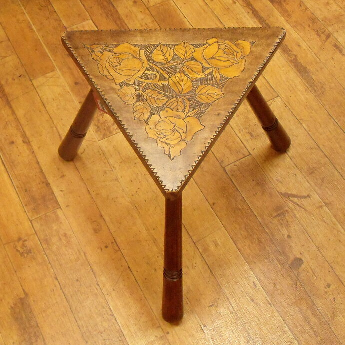 ◆アンティーク家具・雑貨　スツール　バラの彫りが美しい　三角形　無垢材　1900年頃/いす/テーブル