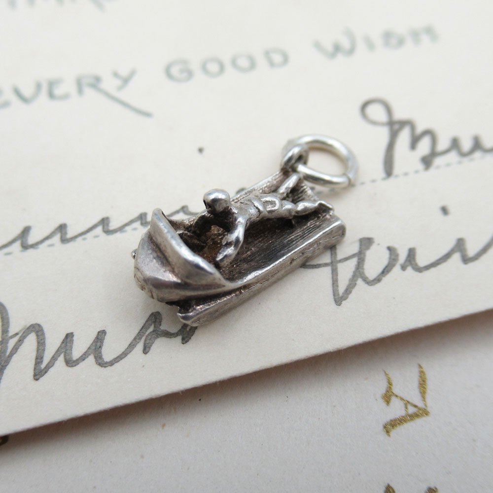 ヴィンテージ ジュエリー チャーム おそらくシルバー925 ボブスレー アンティーク ファッション 欧州雑貨 アクセサリー レトロ パーツ