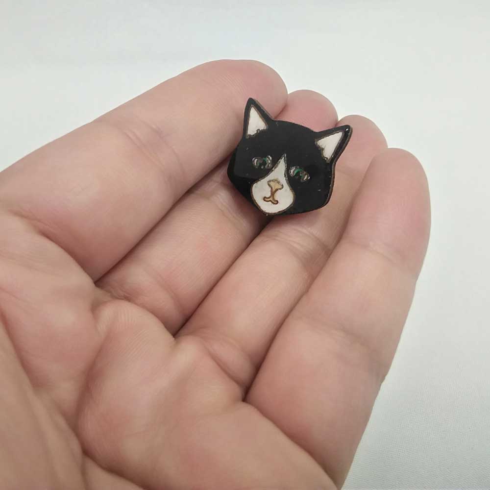 ハンドメイド 木製 ピンバッジ こまり猫 英国製 ベクベクメイクス BekbekMakes 動物 ピンズ ブローチ おしゃれ かわいい 軽い メール便OK