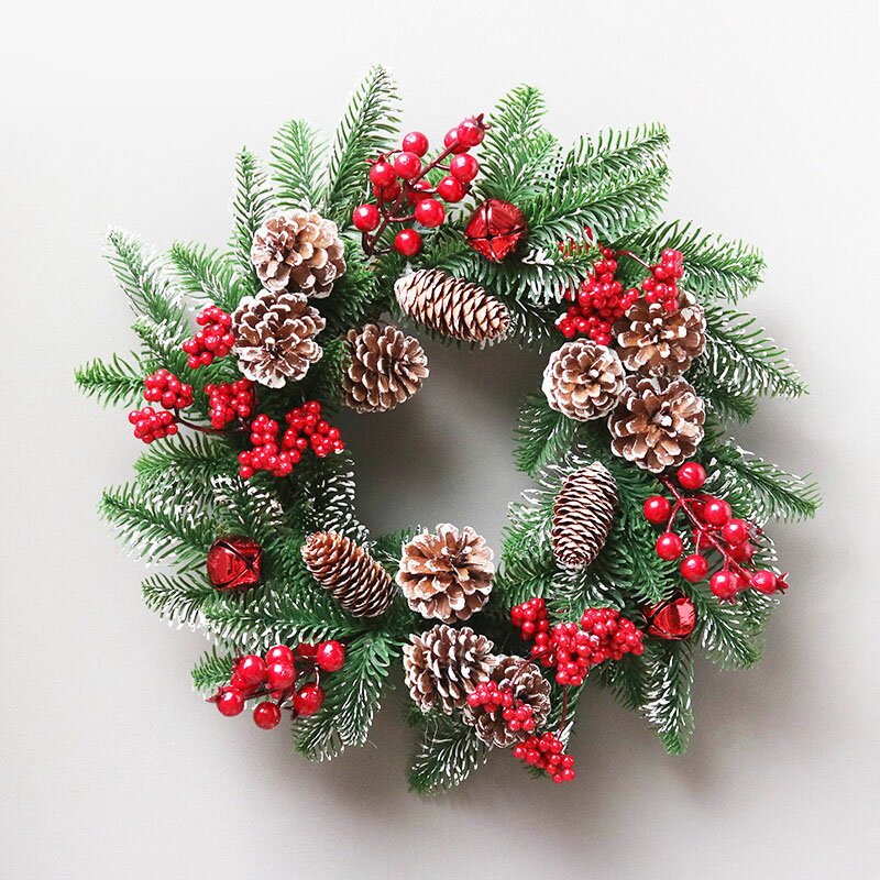 クリスマスリース 50cm 松ぼっくり付き 松かさ 鮮やかな赤い実 雰囲気満々 クリスマスリース 玄関 ドア 壁掛け おしゃれ 造花 x masリース 北欧風 スノーフレーク 雪イメージ クリスマス用玄関…