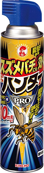 特徴 スズメバチにも効く！ 新速効成分でハチの動きを止める！ 怖いハチを安全に駆除したい方のための殺虫剤 新速効成分「モンフルオロトリン」でハチを行動停止に。 ◇優れた速効性でハチの行動をフリーズ。危険な動きをすばやく停止させます。 (1)瞬撃ノックダウン。 (2)ノックダウン後にピタリとフリーズ。 悶え苦しみながら羽ばたいたり、毒針の出し入れをする危険な動きをすばやくストップ！ ◇強力ジェット噴射 7つ穴噴口+チッ素加圧で遠くから狙ったハチに届く、10mジェット噴射です。 ご注意 ◇スズメバチの巣の処理は必ず専門家に依頼してください。 ◇屋外使用専用（室内では使用しないでください） 適用害虫 アシナガバチ、スズメバチ、ミツバチ、クマバチ、アブ、ブユ、ユスリカ、ガ、ゲジゲジ、ムカデ、ヤスデ、カメムシ、クモ、ケムシ、羽アリ 有効成分 ピレスロイド（モンフルオロトリン、d-T80-レスメトリン） ※メーカー直送の為代金引き換えはご利用いただけません。 また、配送業者の指定は承れません。 ※離島などへのお届けについては別途ご連絡いたします。 メーカー： 大日本除虫菊(金鳥) サイズ： 65×243×65mm 重量： 476