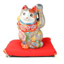 【レビュー特典あり】 九谷焼 7.5号招き猫 銀朱地華盛(座布団付)<送料無料 置物 縁起物 招き猫 人気 ギフト 贈り物 結婚祝い/内祝い/お祝い/>