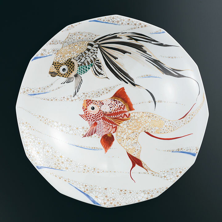 九谷焼 12号 飾皿 金魚 / 西由紀夫 < 飾り皿 法人ギフト 海外ギフト 人気 ギフト 贈り物 結婚祝い / 内祝い / お祝い > 桐箱紐通し入り [ss...