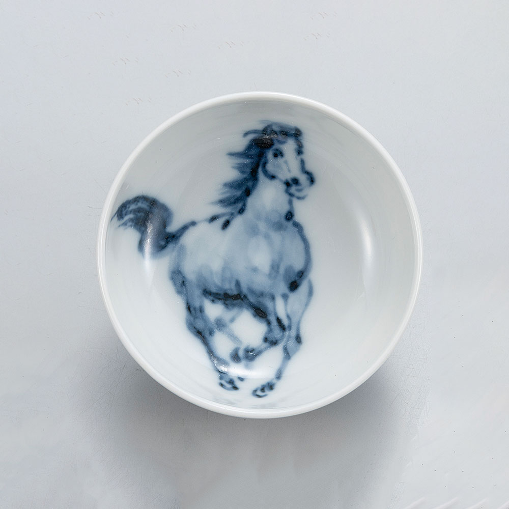 九谷焼 盃 染付左馬/安東早苗 ＜送料無料 2026年 十二支 午年 丙午 酒器 盃 ぐい呑 人気 ギフト 贈り物 結婚祝い/内祝い/お祝い/＞ 木箱入り 木箱入り