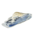 ◆重さ：約 59 g ◆大きさ：約 76x31x22 mm ◇ブラジル　バヒア産 ※現品撮影です。写真の商品をお届けします。 ブラジル産のカイヤナイトはすでに採れなくなっており 大変貴重です。カイヤナイト由来ギリシャ語で「青」を意味する「kyanos」が名前の由来とされており、日本では藍晶石（らんしょうせき）と呼ばれている。歴史かつてドイツの鉱物学者ウェルナーが誤まって「Cyanite」と命名したが、のちに訂正されたという。鮮やかな青色をもつ鉱石はサファイアと間違えられることがあったといわれている。特徴色彩が鮮やかで透明度が高く澄んでいる物ほど価値がある。また、結晶の方向によって硬度が極端に変わるため、取り扱いには注意が必要である。効果自分をコントロールする能力を培い、適応力を高めるように作用するとされている。本人の未熟な部分を成長させるのにも役立つといわれている。