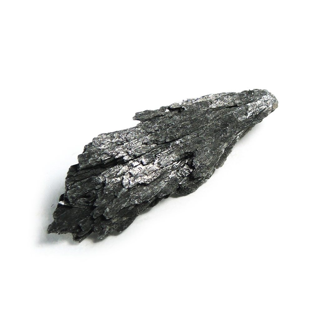 ◆重さ：11 g ◆大きさ：約 56x10x18 mm ◇産地：Minas Gerais, Brazil ※現品撮影です。写真の商品をお届けします。 ◎この商品はメール便送料無料商品です。 原石コレクターの方は必見！大変珍しい黒色(灰)のカイヤナイトです。 カイヤナイトは板状の結晶が何枚も重なり合って、刃状や柱状、塊状、繊維状などの特徴的な形状を表します。 鋭利な刃物を思わせる、硬質な輝きが魅力的なブラックカイヤナイト。 こちらは繊維状結晶が広がり、黒い羽根を思わせる形状が何とも魅力的です。 ※カイヤナイトには劈開性（へきかいせい：硬度に関係なく、ある一定の方向に割れやすい性質のこと）があるので、強い衝撃を与えないようにご注意ください。（結晶繊維に対して平行圧力には強いですが、垂直圧力に弱いです） カイヤナイトは、深いブルーの輝きが印象的な天然石で、ギリシャ語の「kyanos（青）」に由来する名前を持っています。その鮮やかな色合いと独特の繊維状の結晶構造が特徴で、見る角度によって異なる表情を見せることから、多くの人々に愛されています。 この石は主にブラジルやネパール、ミャンマーなどで産出され、美しい青のバリエーションが世界中のコレクターやジュエリーデザイナーの注目を集めています。また、その硬度が方向によって大きく異なる性質を持つことから、加工には高度な技術が求められます。 さらに、カイヤナイトは古くから意識の集中や冷静な判断力を象徴するとされ、創造性や直感力を高めたいと願う人々に選ばれてきました。ストレスの多い現代社会において、自分自身の軸を取り戻すサポート役としても人気があります。 そして、心のざわつきを抑えたい時や集中力を高めたい時に、手元に置いておくと心強い存在となるでしょう。ビジネスシーンや学習環境においても、内なる静けさを求める方におすすめです。 見た目の美しさだけでなく、精神的な支えとしての意味合いを含むカイヤナイトは、贈り物としても高い評価を得ています。大切な人へのギフトとしても最適で、その人らしさを引き出してくれるアイテムとなるかもしれません。 このように、カイヤナイトは単なる装飾品にとどまらず、自分らしさを見失わずに歩む力を与えてくれる石として、多くの人々の心に寄り添っています。その深い青の輝きは、きっとあなたの日常に特別な意味を添えてくれるでしょう。 加えて、エネルギーのバランスを整える存在としても知られており、精神的な混乱を鎮めたいときに用いられることがあります。特に、人間関係やコミュニケーションにおいて自分の気持ちをうまく伝えたいと願う場面で、この石は心強い味方となるでしょう。 カイヤナイトの魅力はその色彩だけでなく、持つ者の意識を内面に向ける力にもあります。静寂の中で自分自身と向き合う時間を作ることで、新たな気づきを得たり、創造的な発想が生まれるきっかけを与えてくれるかもしれません。 また、カイヤナイトは他の石と比べてもクリーンな波動を持つとされ、日々の生活の中で安定した気持ちを保ちたい人にとって、頼れる存在になるでしょう。その穏やかで落ち着いたエネルギーは、身につける人の空間や心に静けさをもたらします。カイヤナイト由来ギリシャ語で「青」を意味する「kyanos」が名前の由来とされており、日本では藍晶石（らんしょうせき）と呼ばれている。歴史かつてドイツの鉱物学者ウェルナーが誤まって「Cyanite」と命名したが、のちに訂正されたという。鮮やかな青色をもつ鉱石はサファイアと間違えられることがあったといわれている。特徴色彩が鮮やかで透明度が高く澄んでいる物ほど価値がある。また、結晶の方向によって硬度が極端に変わるため、取り扱いには注意が必要である。効果自分をコントロールする能力を培い、適応力を高めるように作用するとされている。本人の未熟な部分を成長させるのにも役立つといわれている。
