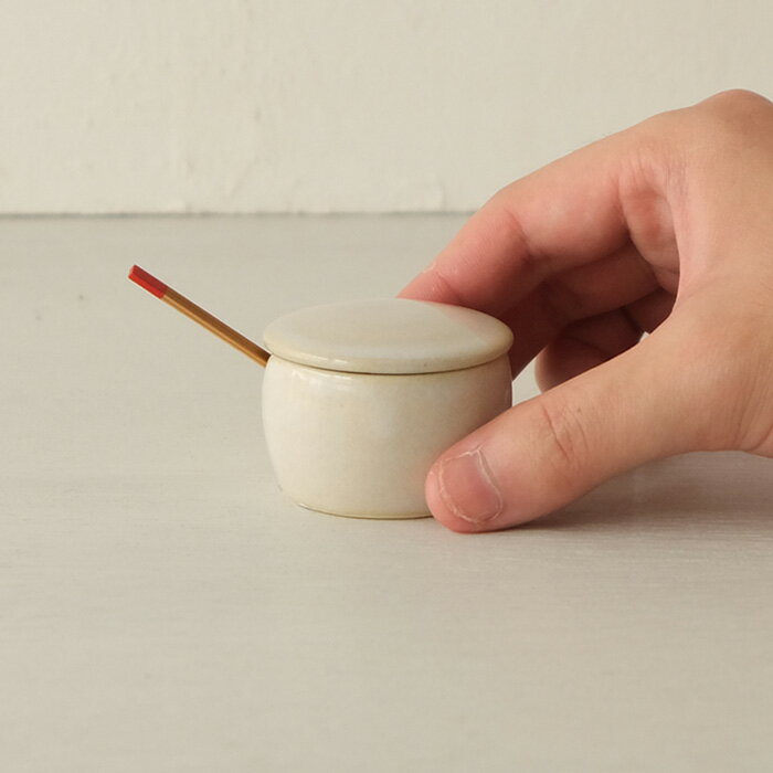 【在庫限り】波佐見焼 白釉 薬味入れ(竹さじ付) Φ4.5×3.5cm 20ml 約40g 竹さじ 7cm 陶器 白 シンプル はさみ焼 長十郎窯 やきもの H...