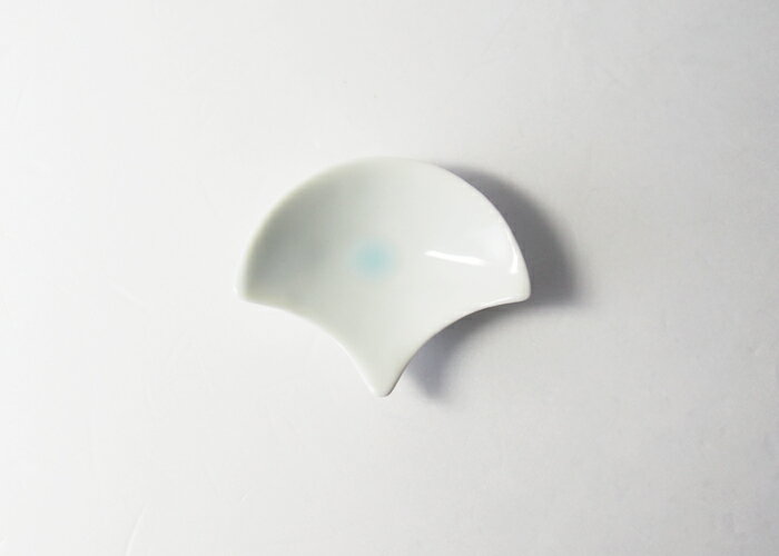 【在庫限り】波佐見焼パターンレスト リーフ（青白）箸置き はしおき アクセサリートレイ 薬味入れ 磁器 エッセンス ギフト 贈り物 【essence】 HASAMI おしゃれ